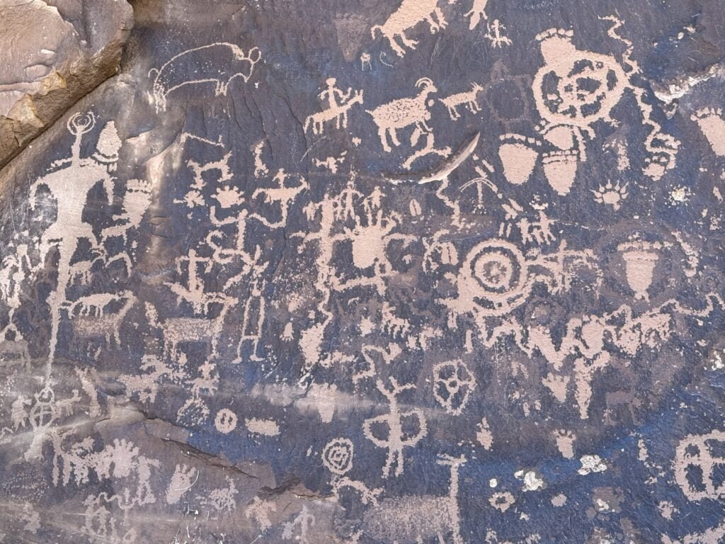 newspaper-rock-petroglyphs
